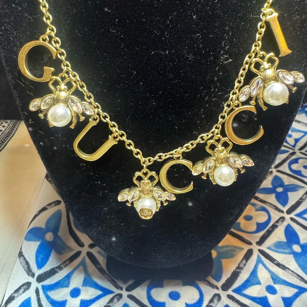 Gucci Letter Marmont Gold Bee and Pearl Charm Necklace - Picture 2 of 4